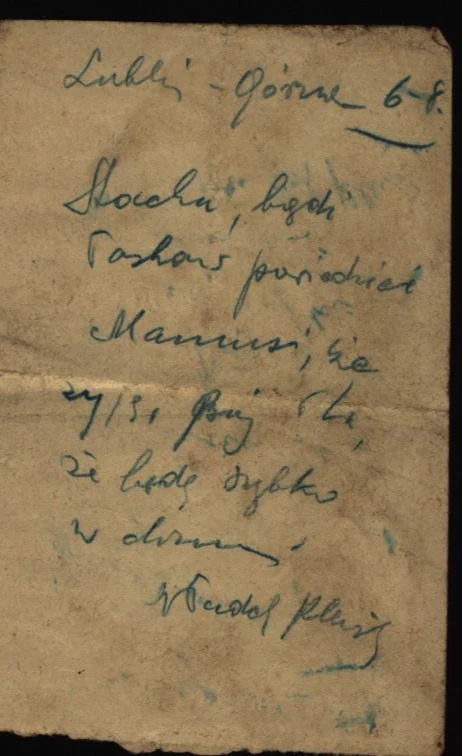 Fragment grypsu: kilka linijek odręcznego niebieskiego pisma na pożółkłym, zagiętym papierze, zakończonych podpisem Władek Plewik.