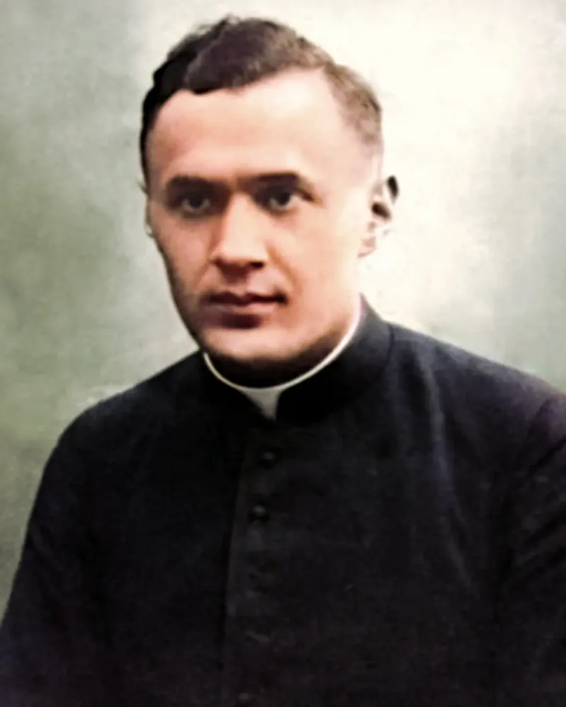 Portret ks. Władysława Plewika: młody mężczyzna w czarnej sutannie z koloratką, patrzy prosto w obiektyw.